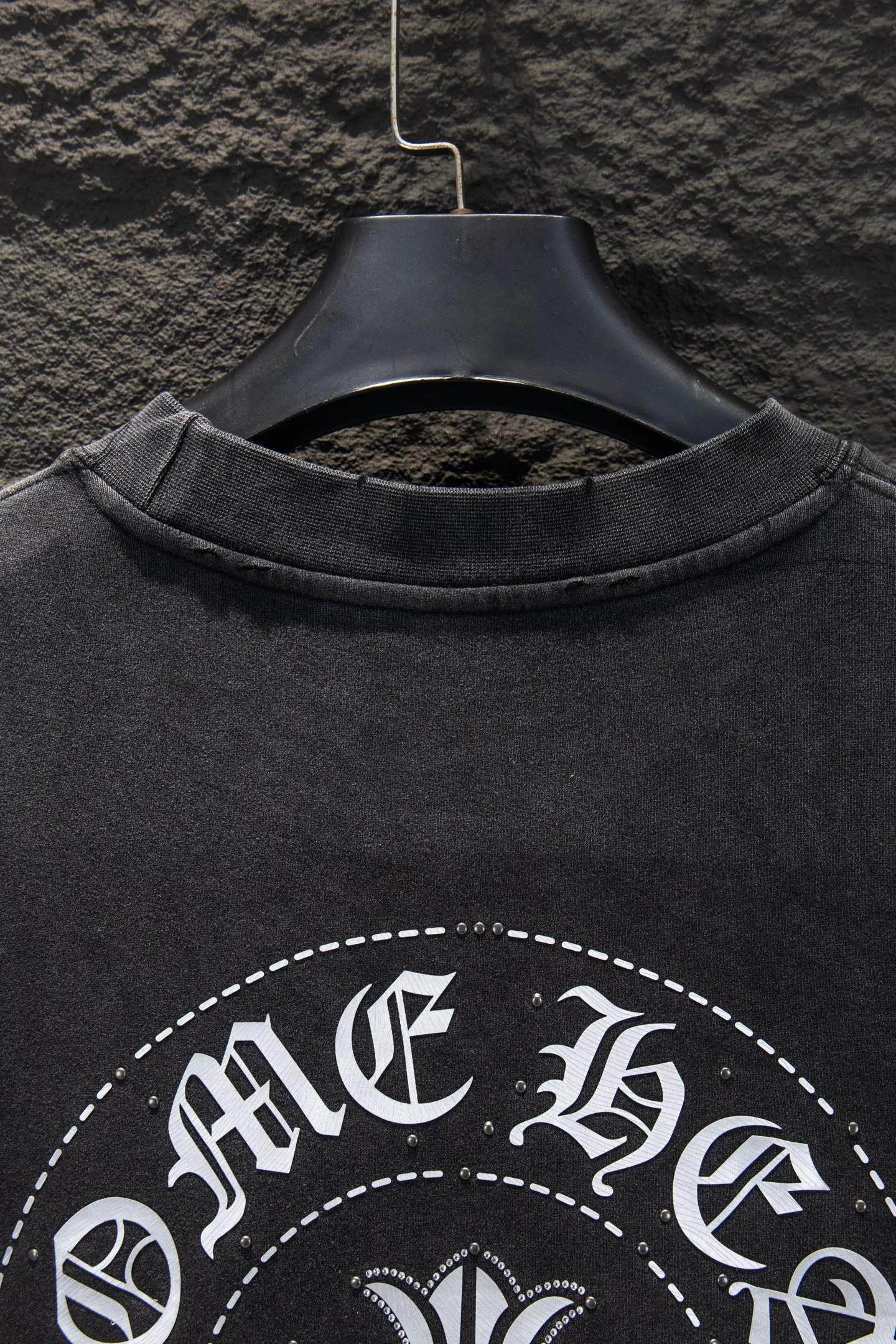 P290 🆕Chrome hearts new hot diamond silicone stir-fried color sweatshirt. The os version is really charming. The Chrome family is really unique. Every new season has the best version. It is very practical and can be worn casually. Nice✔️ - ⚠️100% cotton. Made of custom-dyed terry cotton sweatshirt surface, 420g double-ply double yarn, comfortable to the touch. Made from imported knitting needle carded cotton, the thickness is moderate, drapey and contoured, making the upper body comfortable! ! It is very tolerant to fat body types and can instantly lose five pounds after wearing it!  Specially ordered many Austrian hot diamonds, which have the bling bling effect of natural crystals under the light, with multi-faceted reflective points, and the production cost is extremely high. The laser molding includes a computer engraving machine and a laser machine, which are accurate in units of particles. Finally, it is hot and set at high temperature. After the hot ironing, the firmness needs to be tested repeatedly on the hot stamping. It can show colorful reflections under the light. The body of the garment is treated with reverse-bottomed silicone, hot-drilled and frayed elements, which greatly increases the interest of the garment and creates a unique visual effect.  Hem Loose closing Double-layer fabric Good closing effect Exquisite seaming Color: Washed black Reverse stir-fried gray Size: S-M-L-XL